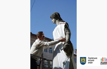 Львівські скульптури одягнуть у вишиванки