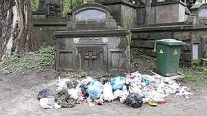 На львівських кладовищах утворилися стихійні сміттєзвалища
