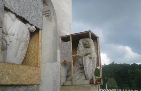 "Тобі, Польще!": у Львові обурені через скульптури, встановлені з подачі ЛМР