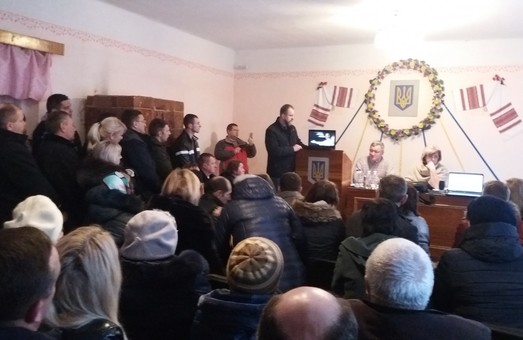 На Львівщині селяни не пустили на громадські слухання чиновників ОДА та інвесторів норкової ферми