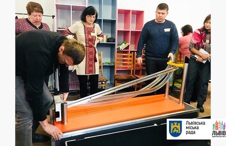 Для львівських школярів придбали пересувну лабораторію з фізики