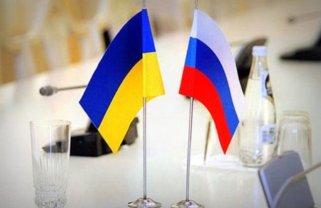 На четвертому році війни Україна таки розриває договір про дружбу з Росією