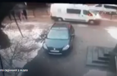 «Сама винна», - у Львові водій «швидкої» збив на тротуарі жінку з дворічною дитиною