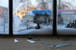 У різдвяний вечір на Львівщині вандали розбили вікна у синагозі