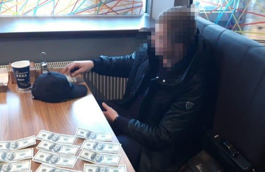 Традиційна корупція: у Львові затримала підприємця за спробу дати хабара копам