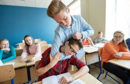 Штрафи за цькування у школах: Порошенко підписав закон з протидії булінгу