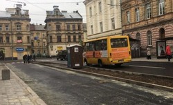 Не пройшло й півроку. На недавно відремонтованій вулиці у Львові разом зі снігом зійшов асфальт