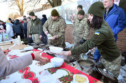 Військові кухарі нагодували всіх присутніх смачним кулішом