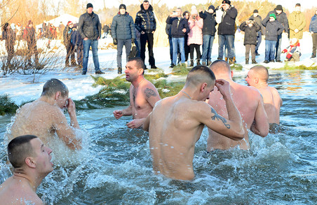 Українські десантники пірнали в крижану воду разом з американськими військовими (ФОТО)