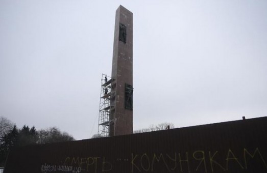 У Львові зносять стелу Монументу слави