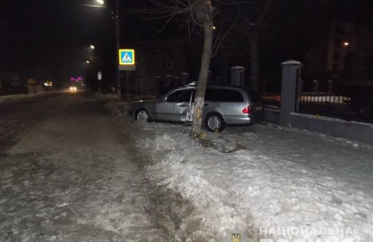 У Львівській області п'яний водій не розминувся з деревом