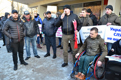 На пікет вийшли активісти правих організаціїй та ветерани АТО/ООС