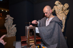 Чоловік реконструктор демонструє як друкували книги у давнину