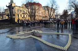 У Львові вшанували Героїв Небесної Сотні ангелом зі свічок (ФОТО)