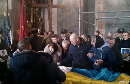 У Львові батьки загиблого військового не впізнали тіло сина під час похорону