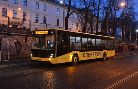 Дочекалися: на 10 львівський маршрут повертаються великі автобуси