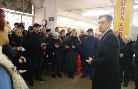 Валентин Наливайченко поспілкувався з працівниками львівського базару «Добробут»
