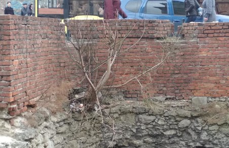 Львівський Низький мур руйнується