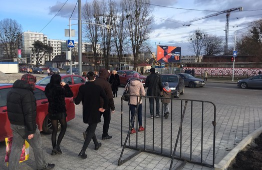 Львівський ТРЦ «Спартак» звинувачують у порушенні правил безпеки дорожнього руху на території