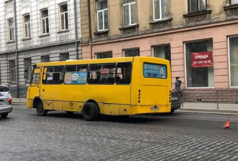 Парад смертельних маршруток: у Львові в маршрутки відвалилося колесо прямо по дорозі