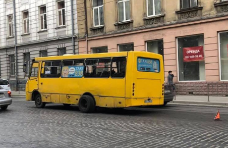 Парад смертельних маршруток: у Львові в маршрутки відвалилося колесо прямо по дорозі