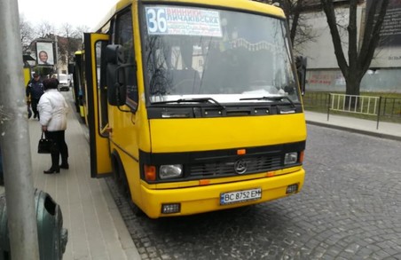 У Львові курсують нелегальні маршрутки з платним проїздом для пільговиків