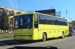 Автобуси, якими звозили учасників зустрічі з Юлією Тимошенко