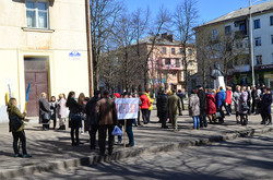 Учасники зустрічі з Юлією Тимошенко чекають на автобус