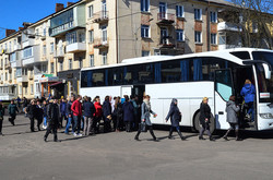Автобуси, якими звозили учасників зустрічі з Юлією Тимошенко
