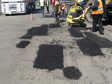 У Львові мешканці вимагають заборонити ямковий ремонт доріг
