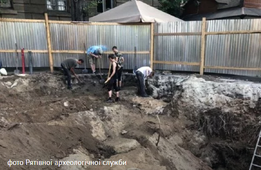 На місці львівського фонтану, який реконструюють, археологи знайшли мури легендарного костелу
