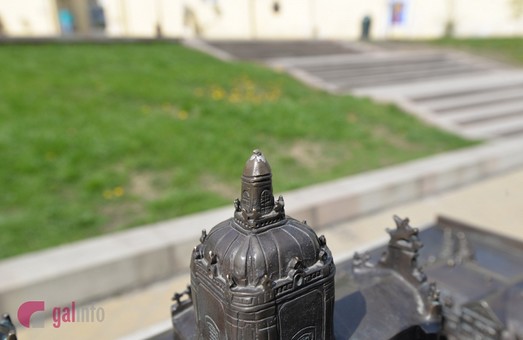 У Львові вандали пошкодили бронзовий макет собору Святого Юра