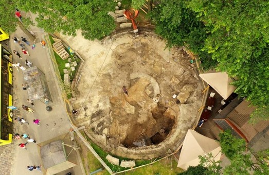 Приналежність фундаментів, розкопаних на місці фонтану «Кульбаба», до храму Чесного Хреста підтвердилася