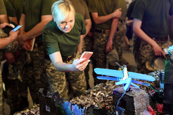 Учні подарували львівським десантникам інсталяцію боїв за Луганський аеропорт (ФОТО)
