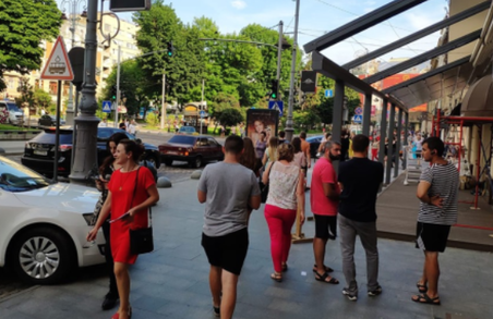 У Львові вимагають ліквідувати парковку біля Гранд-Готелю