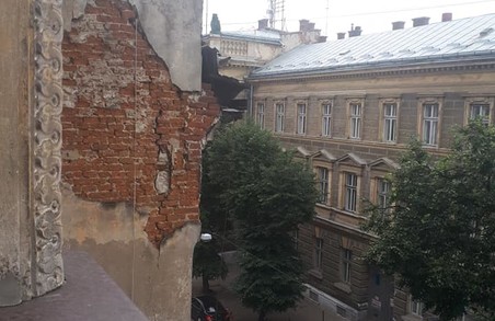 У Львові стіна будинку може впасти прямо на зупинку автобусів
