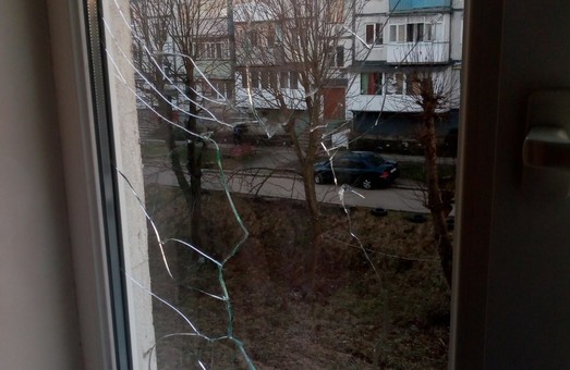 На Львівщині колектори обстріляли вікна та вибивали двері сокирою