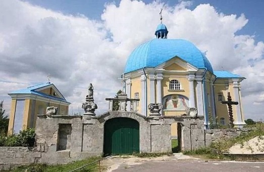 На Львівщині вандали обмалювали старовинну каплицю