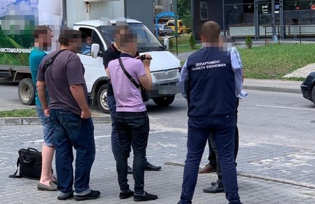 У Львові на хабарі затримано представника фінансової компанії (ФОТО)