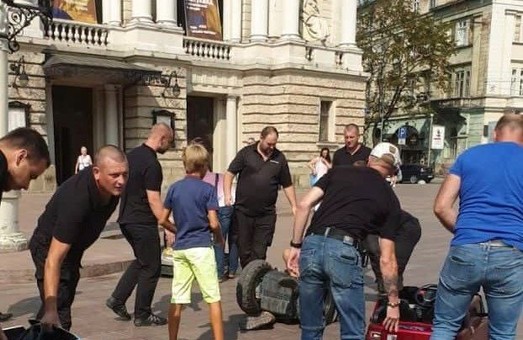 Війна за 100 гривень: власник машинок біля Оперного напав на муніципала