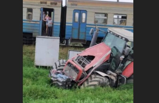На Львівщині трактор врізався в потяг