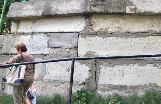 У Львові підпірна стіна може будь-якої миті впасти людям на голови