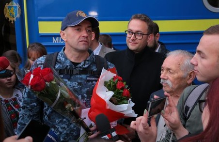 До Львова повернувся звільнений моряк Андрій Оприско