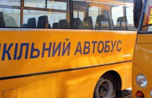 Біля Львова шкільні автобуси замість дітей возять людей за гроші