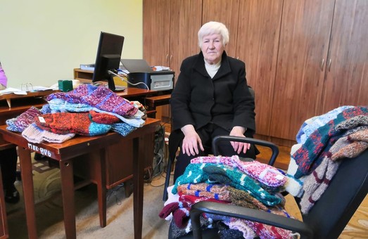 Пенсіонерка з Дрогобича зв`язала 380 пар шкарпеток для воїнів АТО