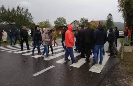 На Львівщині селяни перекрили дорогу