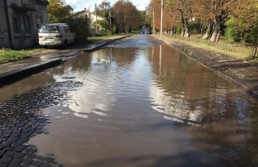 У Львові затопило вулицю