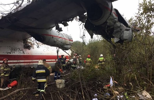 Літак Ан-12 здійснив аварійну посадку поблизу Львова: є загиблі (ФОТО)