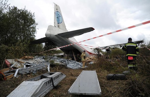 З літака, який впав у Львові, вилучили чорні скриньки