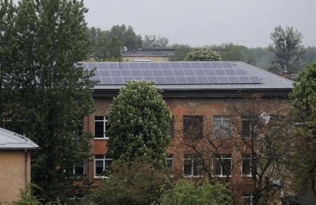 Львівська школа рік тому встановила сонячну електростанцію і досі її не запустила